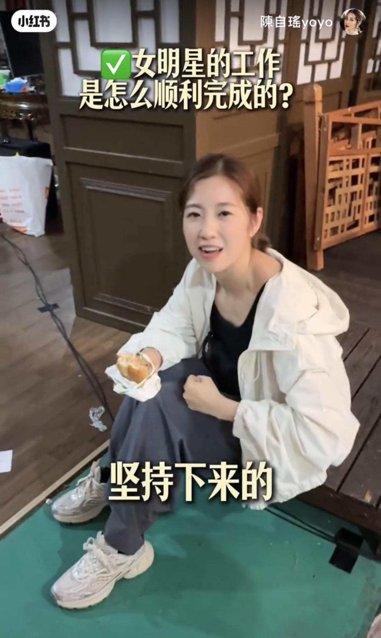 陳自瑤凌晨收工坐地捱凍漢堡包。