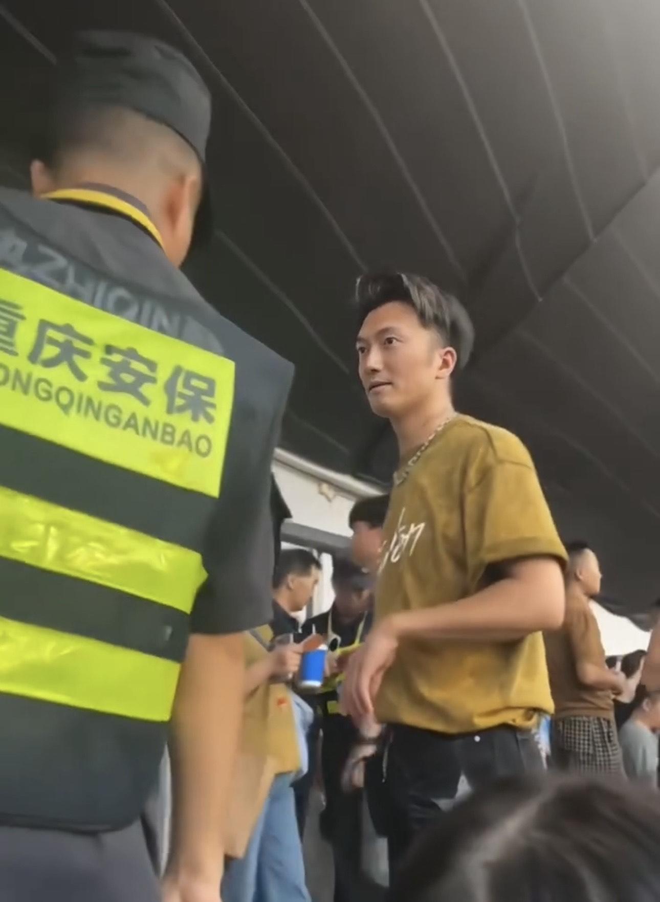 「翻版謝霆鋒」跟謝霆鋒相似度極高。