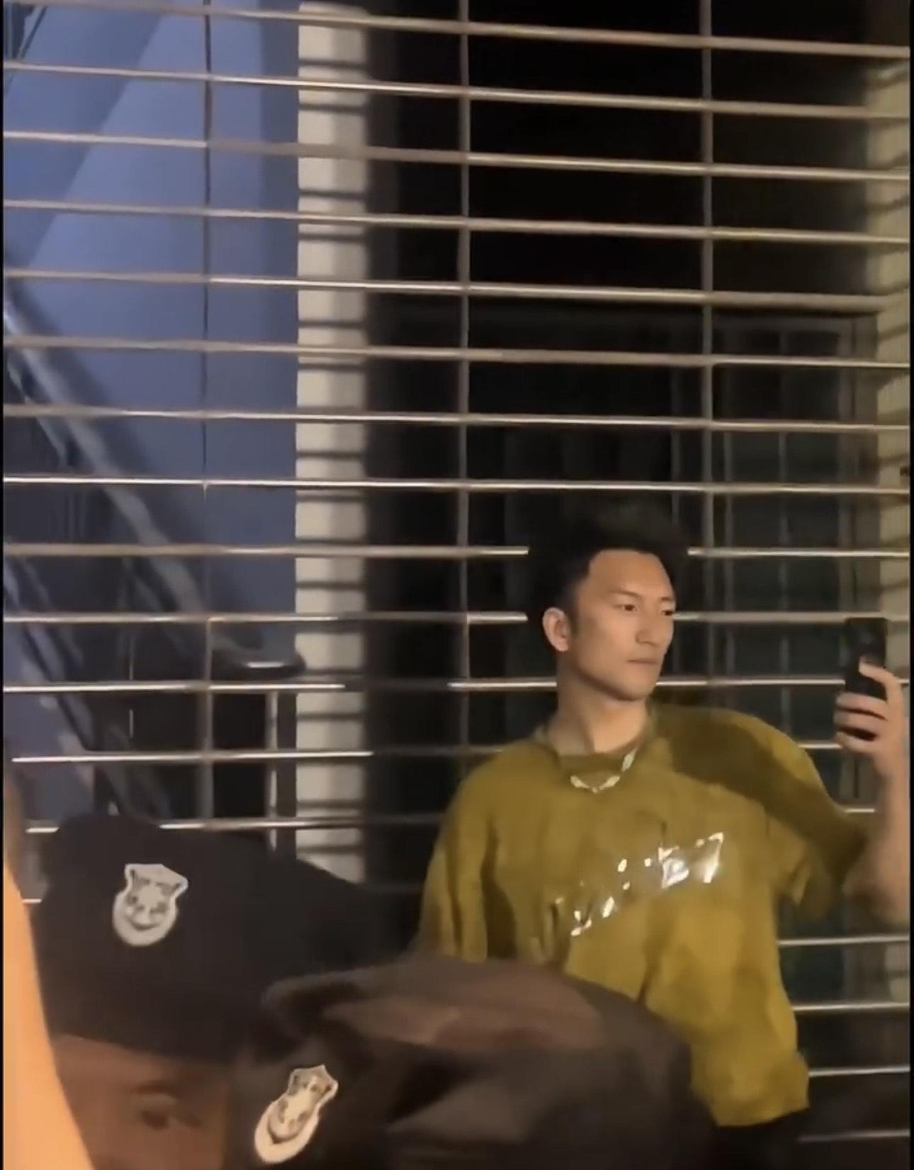 「翻版謝霆鋒」穿上跟謝霆鋒演出時一樣的黃色T恤。