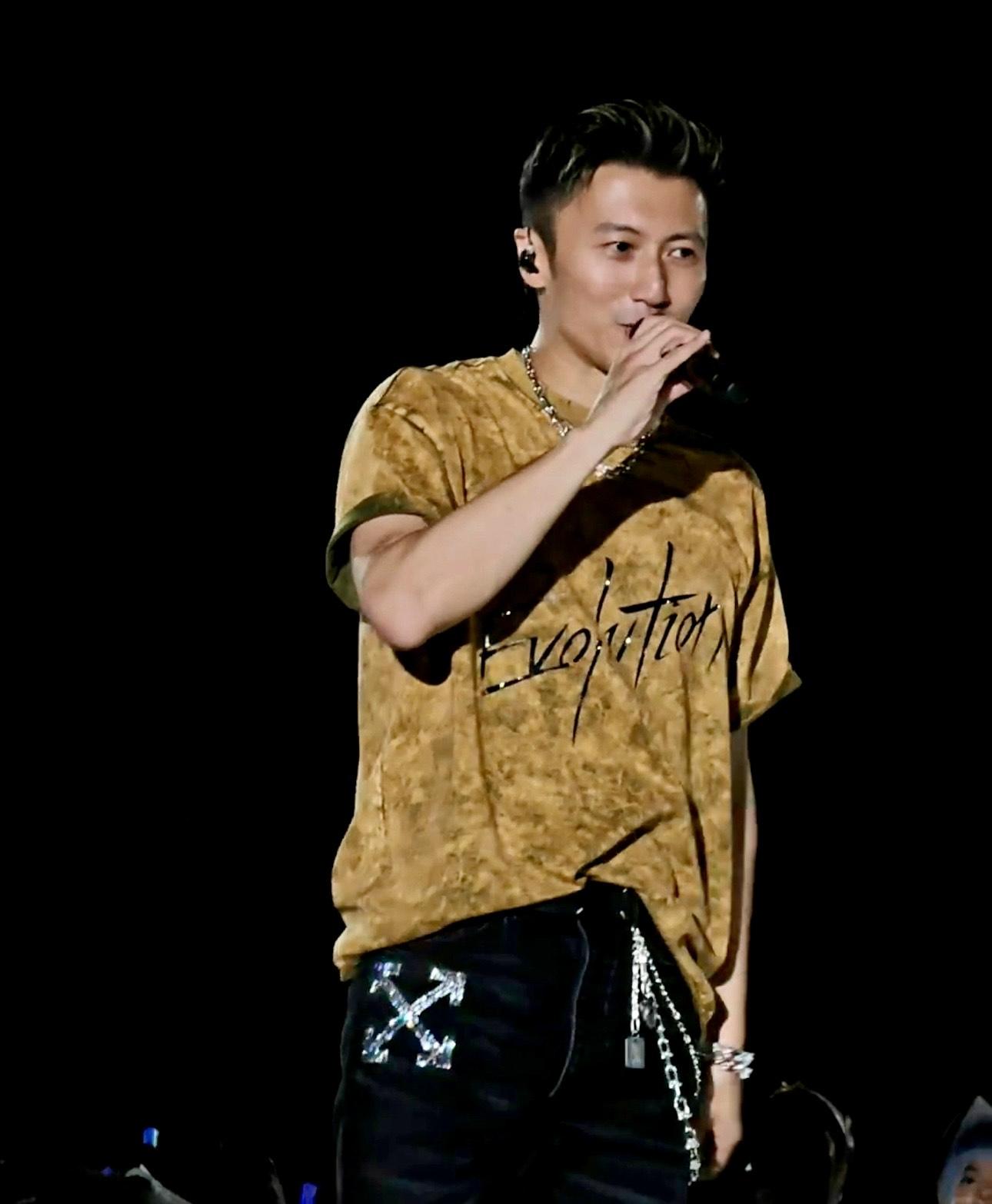 正版謝霆鋒在台上演出時穿上同一色系T恤。