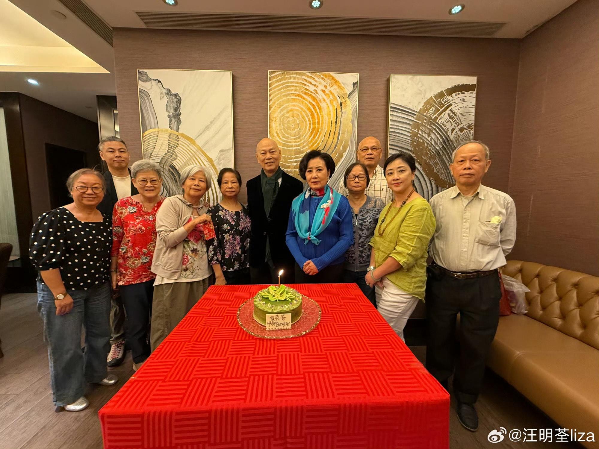 羅家英與一班朋友慶生,展現出燦爛的笑容。