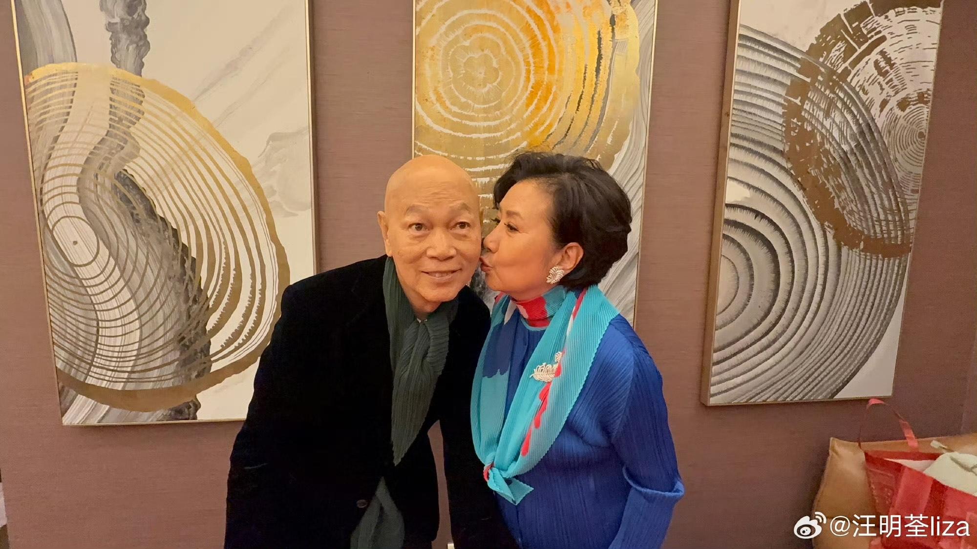 汪明荃恩愛送吻,激罕高調放閃。