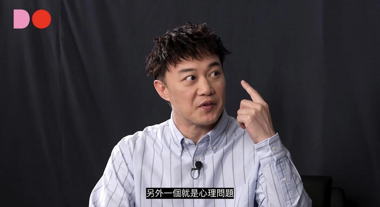 陳奕迅曾忘記服藥,身體會出現心跳加速及打冷顫的感覺。