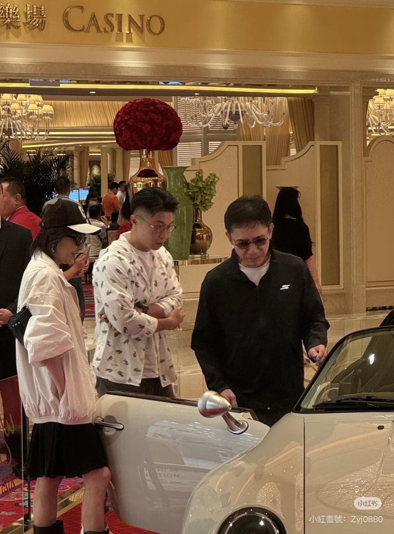 劉嘉玲亦有同行。