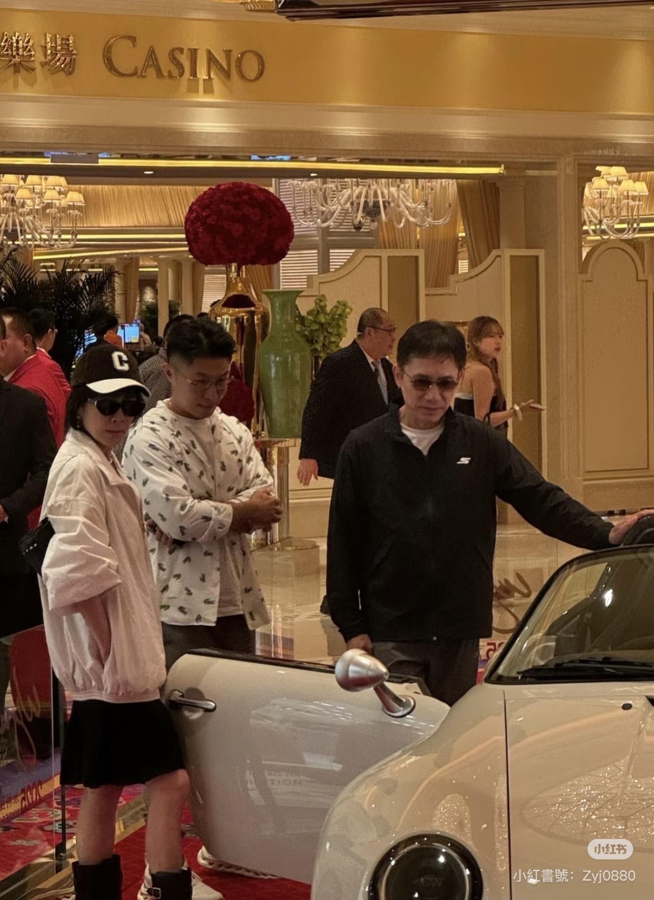 梁朝偉坐上座駕試車。