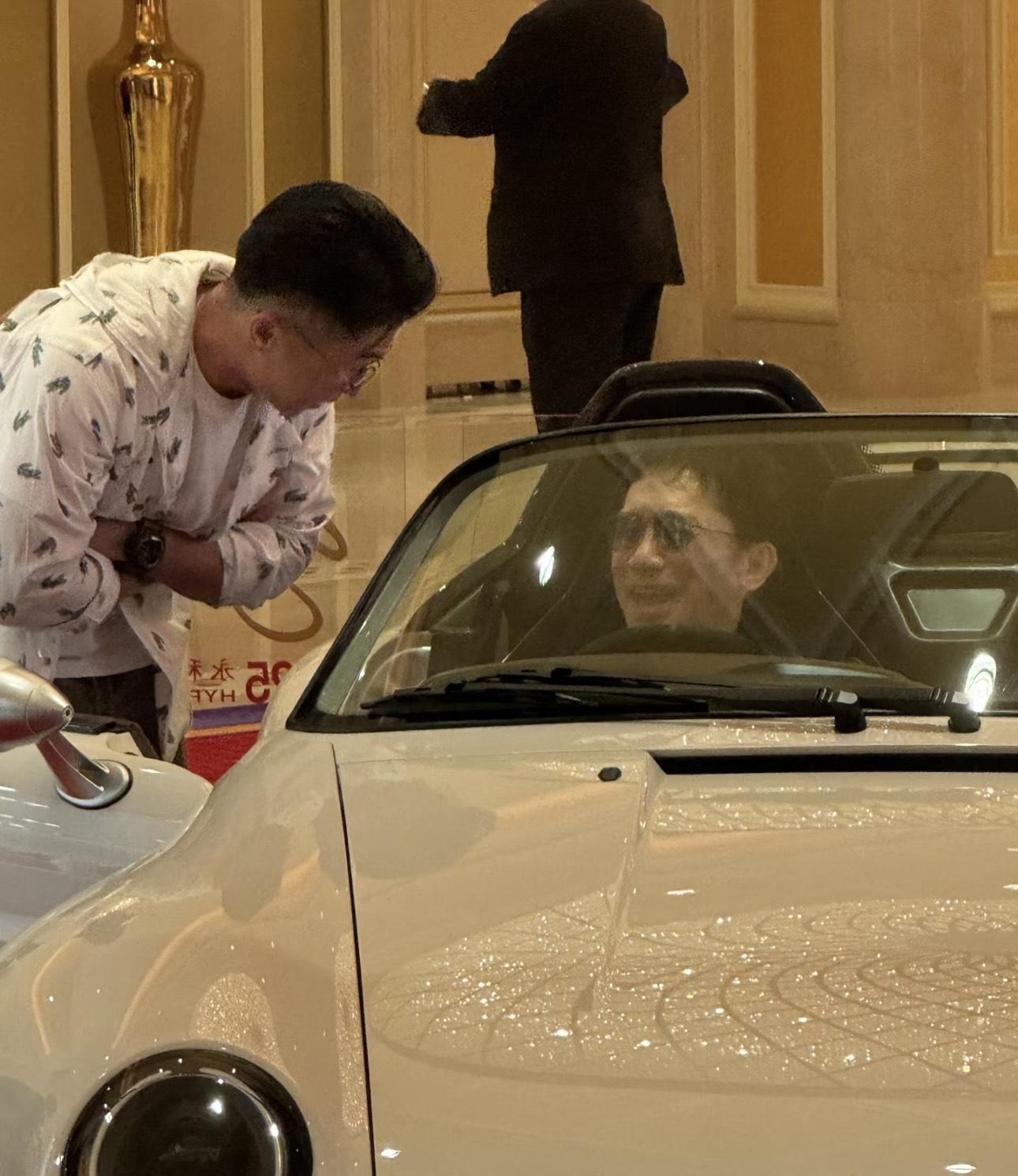 平時形象cool爆的梁朝偉罕有展現笑容,心情大靚。