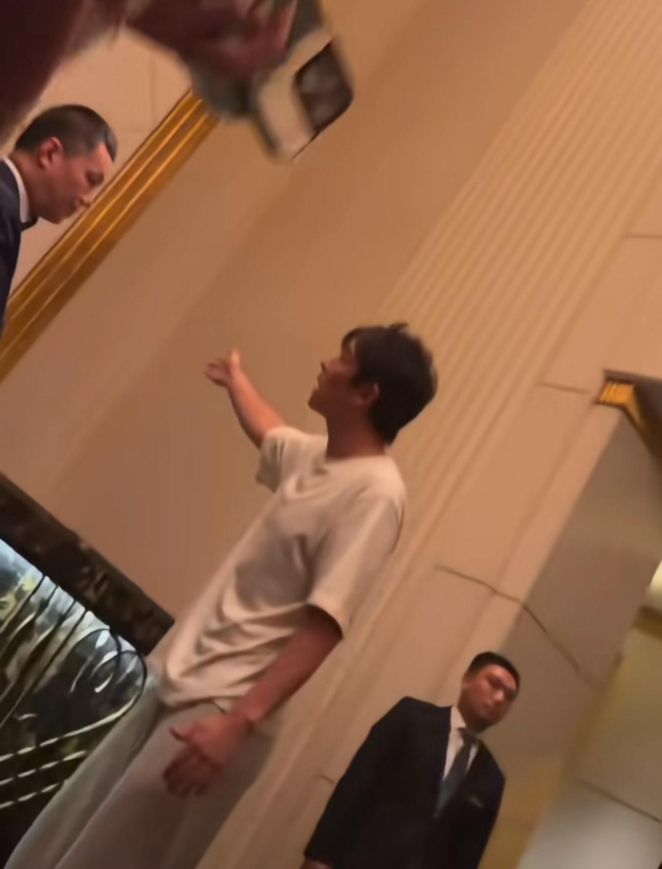 陳冠希疑不滿管理方式,在酒店大堂手指指罵員工。