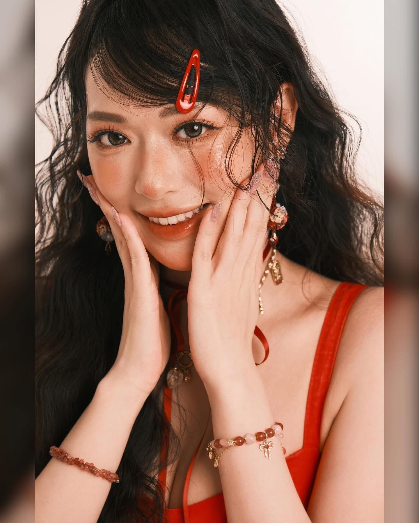 馮盈盈大曬深長事業線。