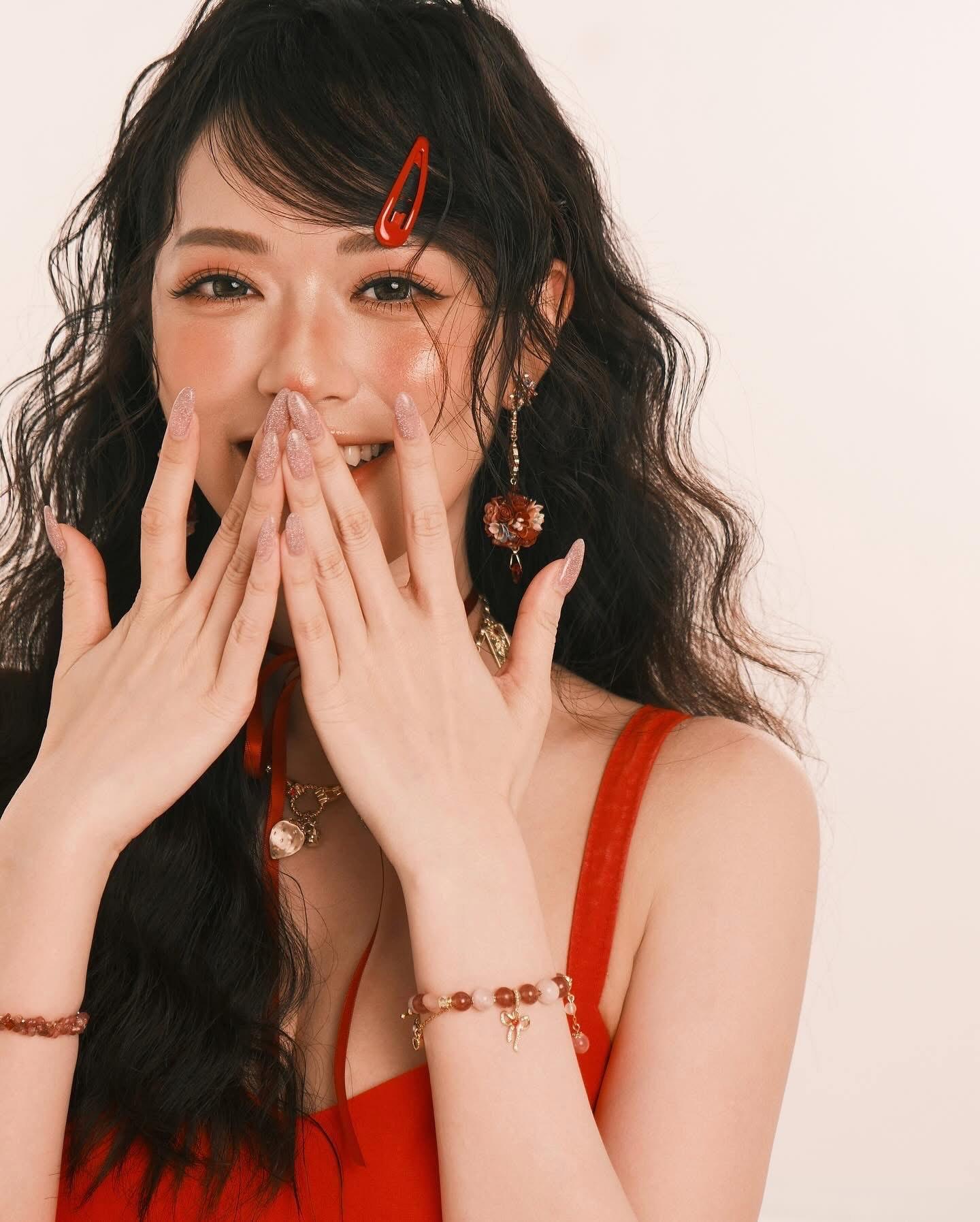 馮盈盈的相片以蕃茄做主題,化上紅色眼影、腮紅和唇膏 。