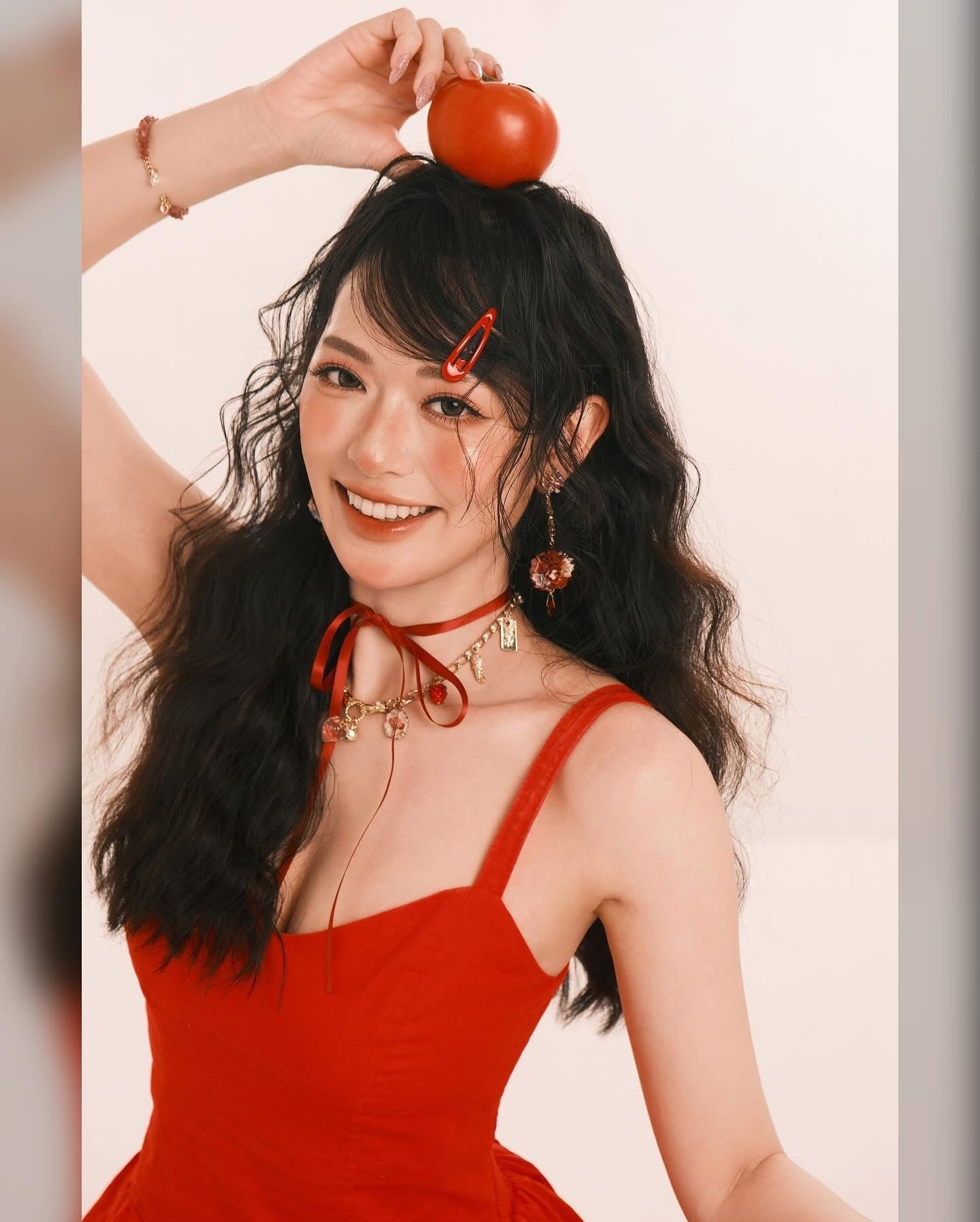 馮盈盈曬澎湃身材勁吸睛 。