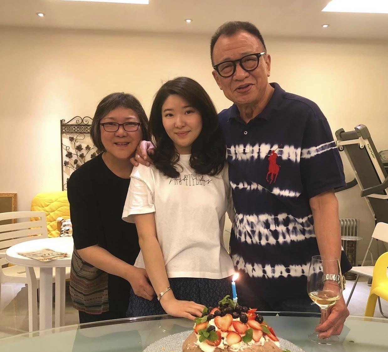 許紹雄與新加坡籍太太龍嬿而於1992年結婚,太太以49歲高齡誕下愛女許惠菁。