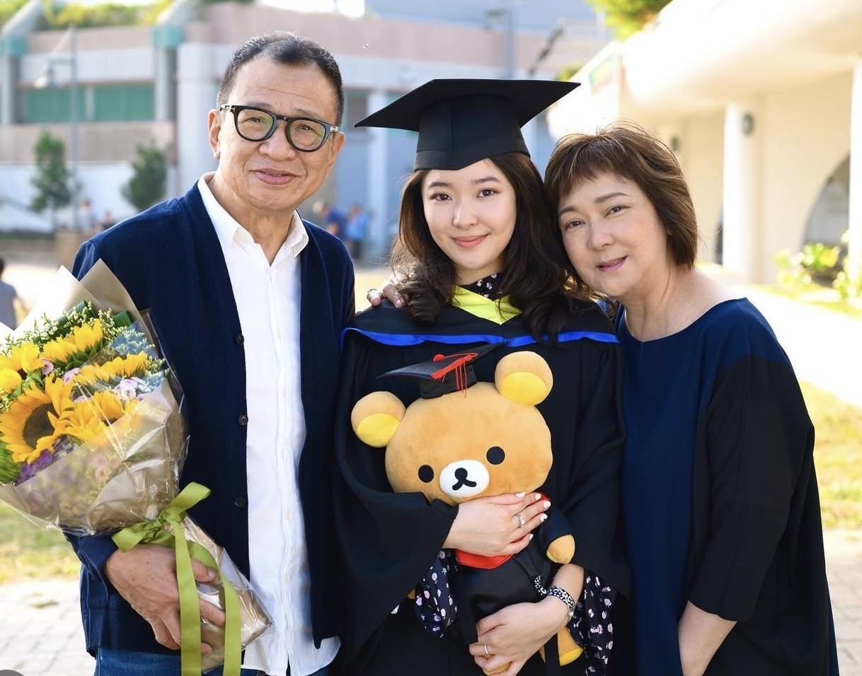 許紹雄與新加坡籍太太龍嬿而於1992年結婚,太太以49歲高齡誕下愛女許惠菁。