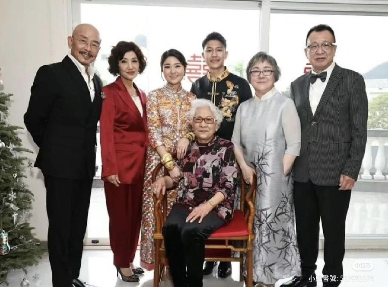 2023年Charmaine 與拍拖7年的銀行業男友Shane Sim結婚。