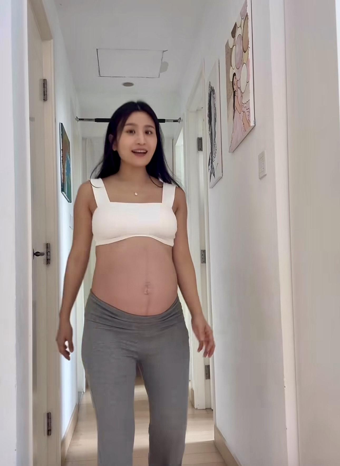 林芊妤指座駕在空地急煞停,螢幕顯示有人行過。