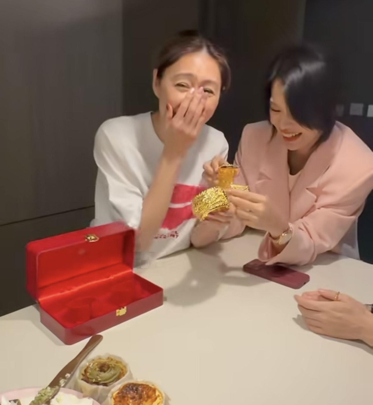 胡定欣笑言下次要戴住對龍鳳鈪岀Show。