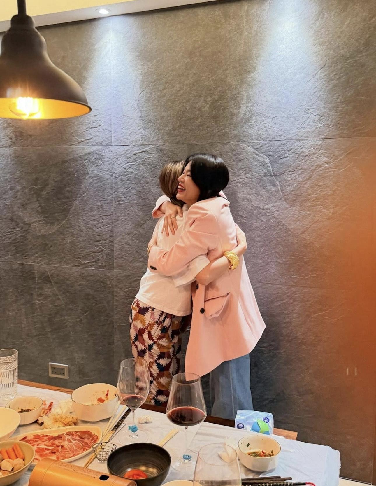 胡定欣獲胡杏兒送巨型龍鳳鈪。