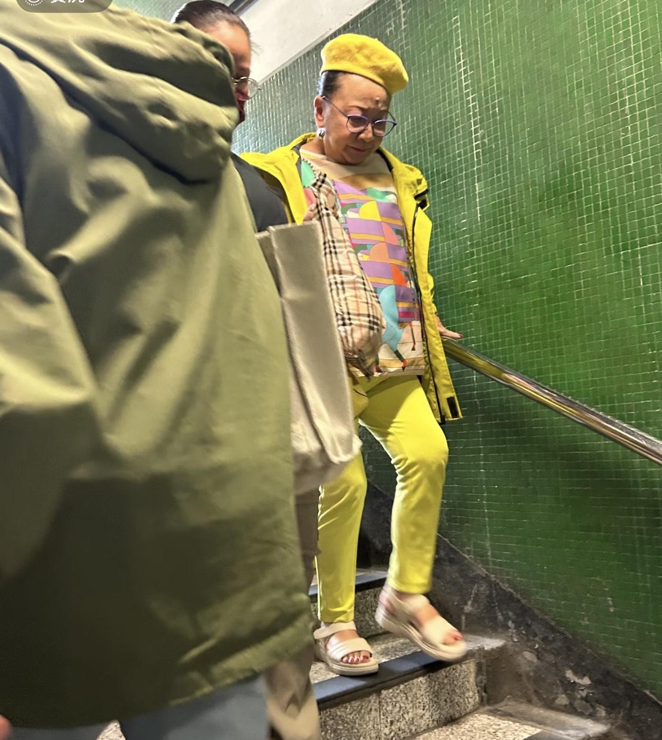 薛家燕一身螢光黃打扮現身佐敦港鐵站。