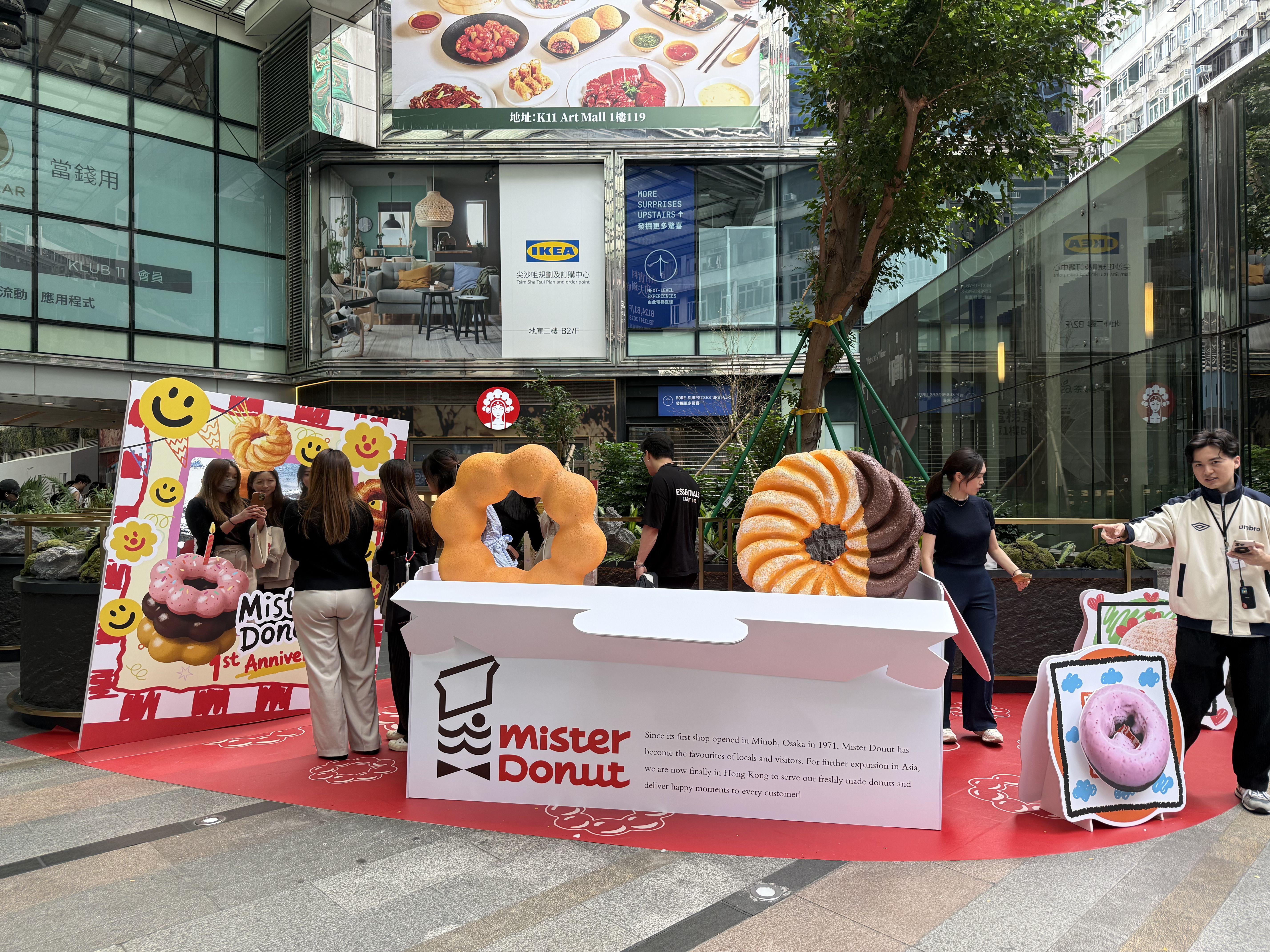 首次亮相的巨大冬甩盒子及一週年主題鏡子打卡裝置