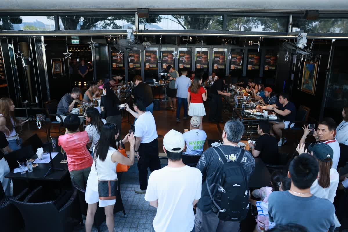 食客全程見證及大叫打氣。