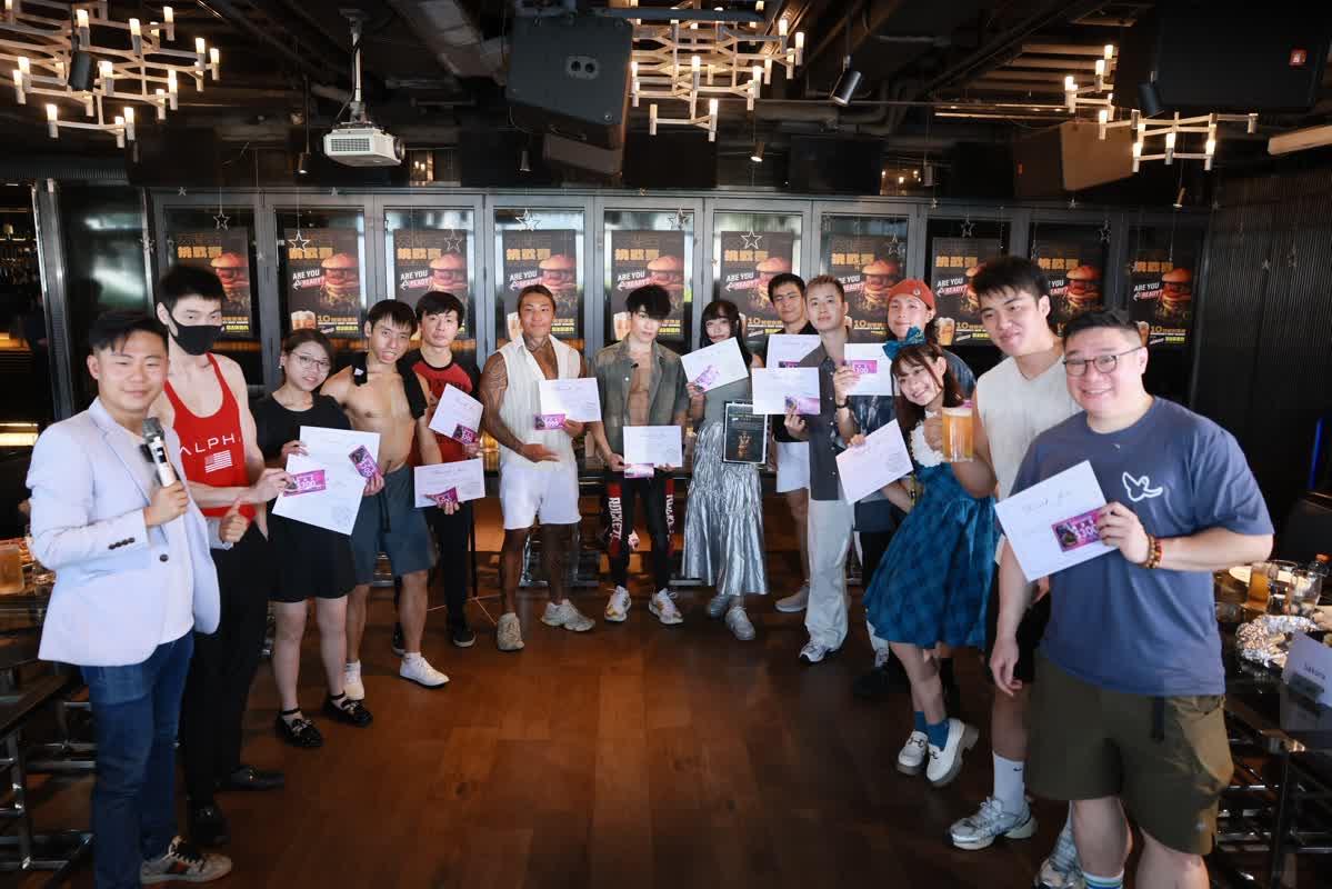 十三位大胃男女挑戰於30分鐘內食完10吋重3.5kg的饕餮漢堡。