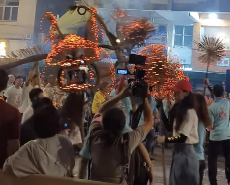 炎明熹戴住紅色帽,非常搶鏡!(網上影片截圖)