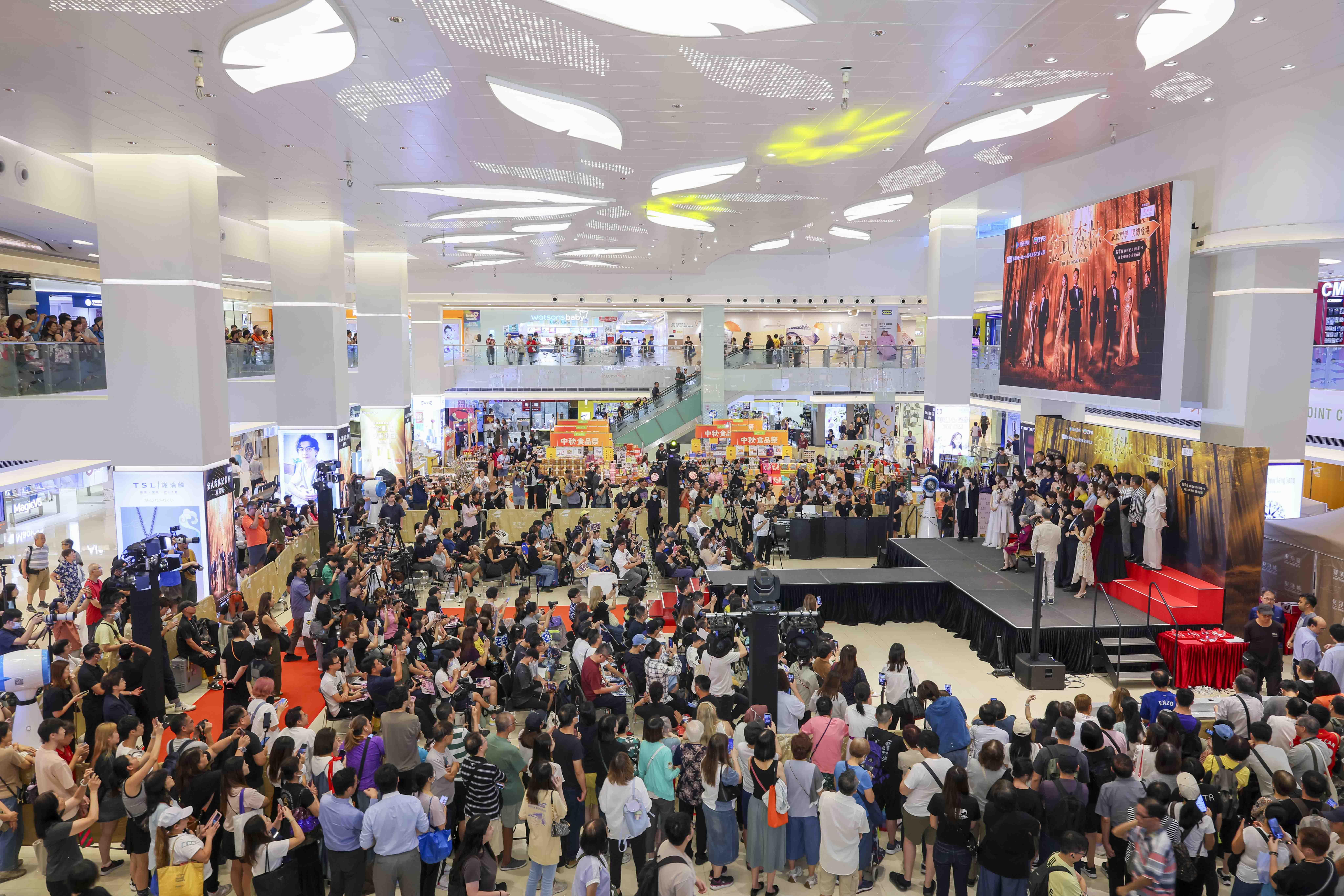 東港城現場迫滿看《金式森林》預告片的觀眾。