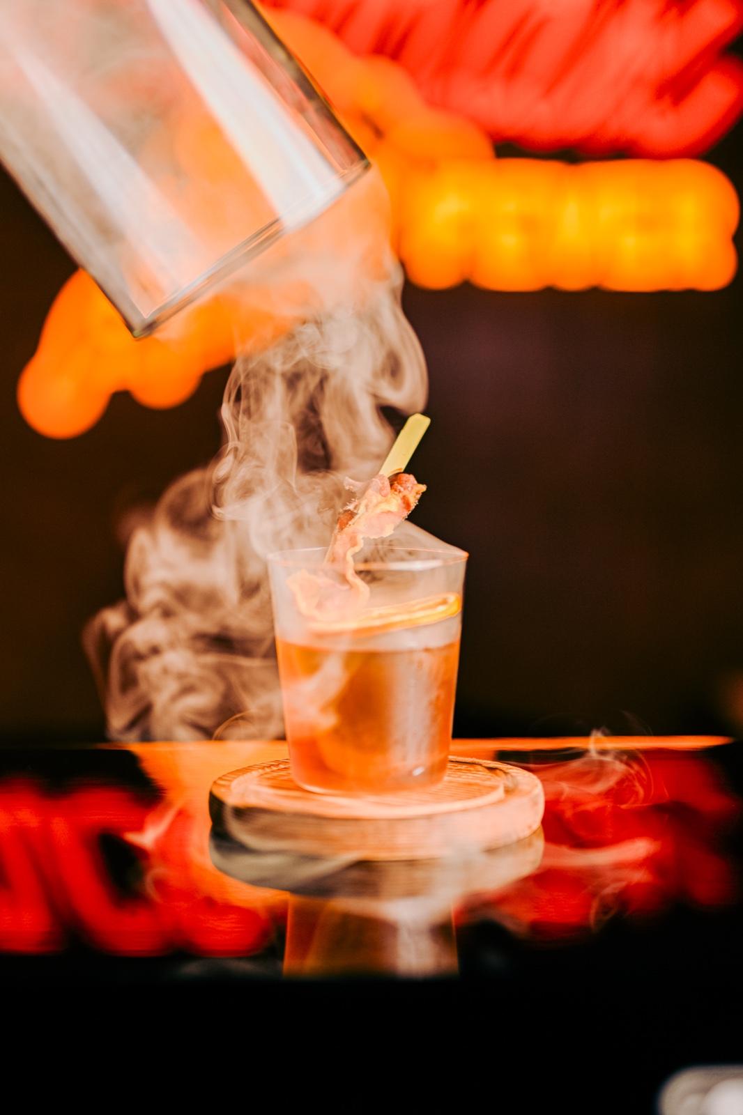 JACOMAX:買任何一杯cocktail加$1元選購一個pocket size pizza 或4枝惹味單骨雞翼。