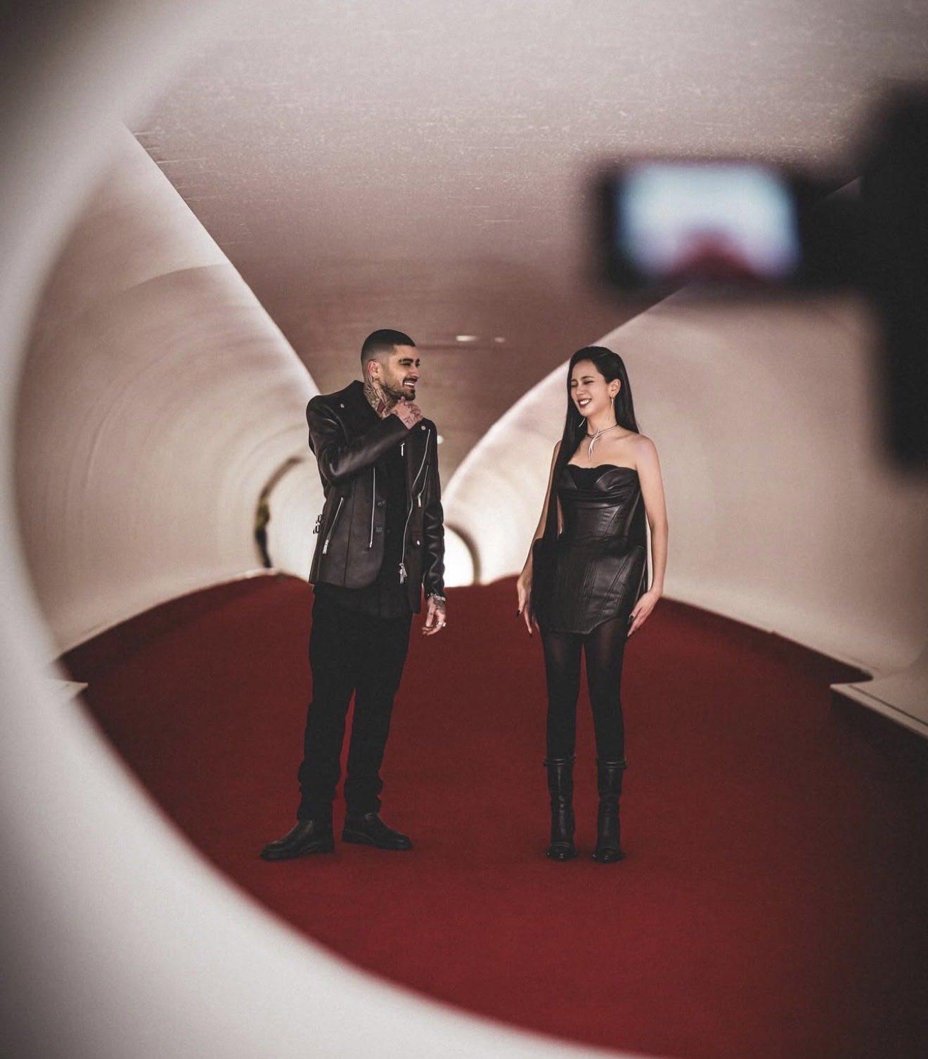 《EYES CLOSED》是Jisoo簽約國際唱片公司後,首支個人作品。