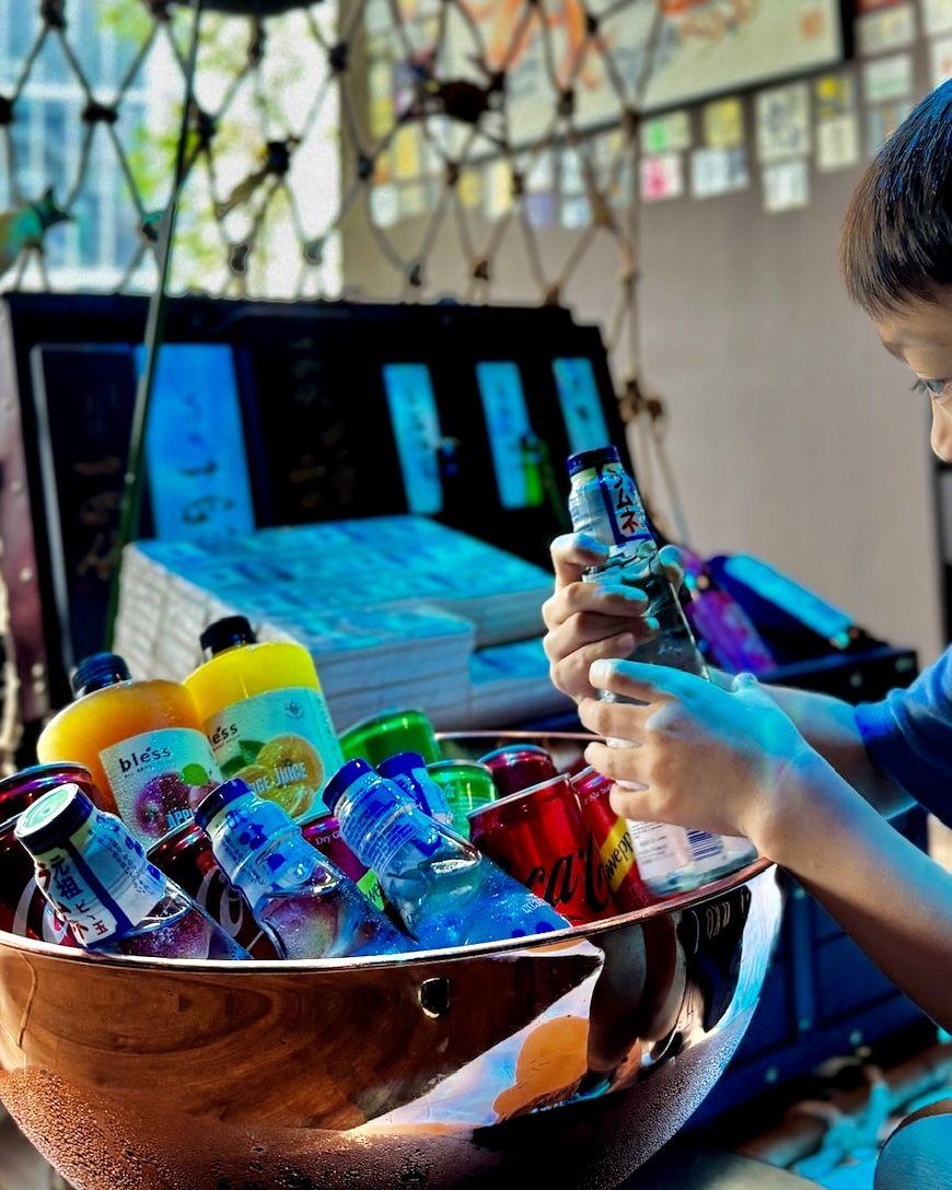 兒童可無限享用精選果汁及日式汽水