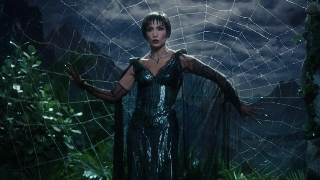 Jennifer戲裡扮演蜘蛛女,全片氣氛非常歌德風格。