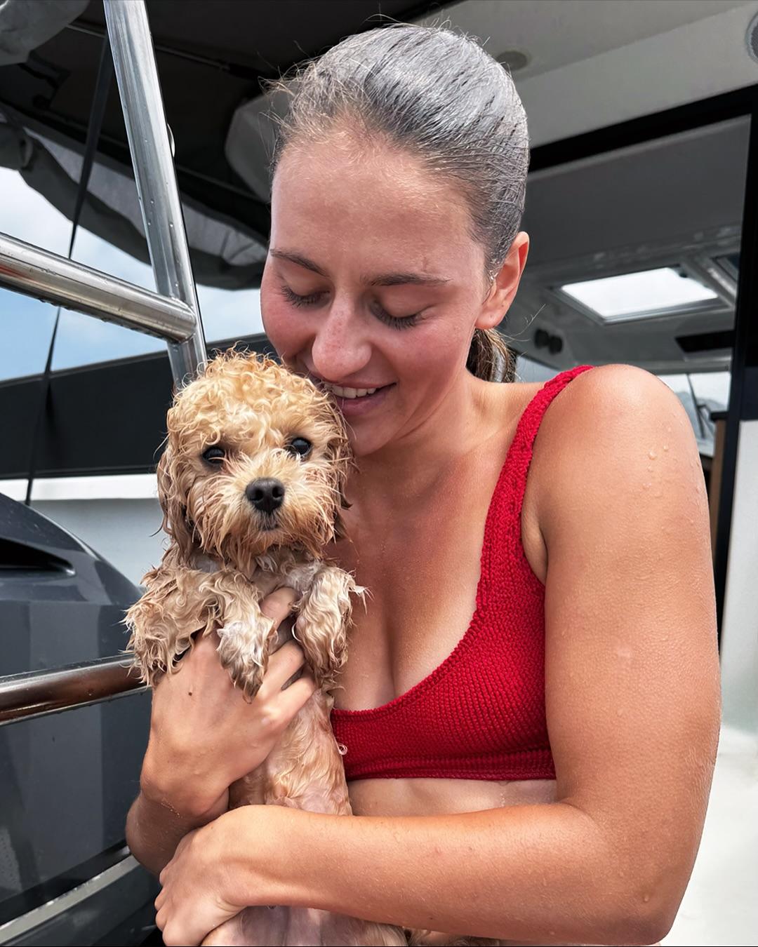 烏克蘭網球手高絲杜克(Marta Kostyuk)不時上載與愛犬合照。