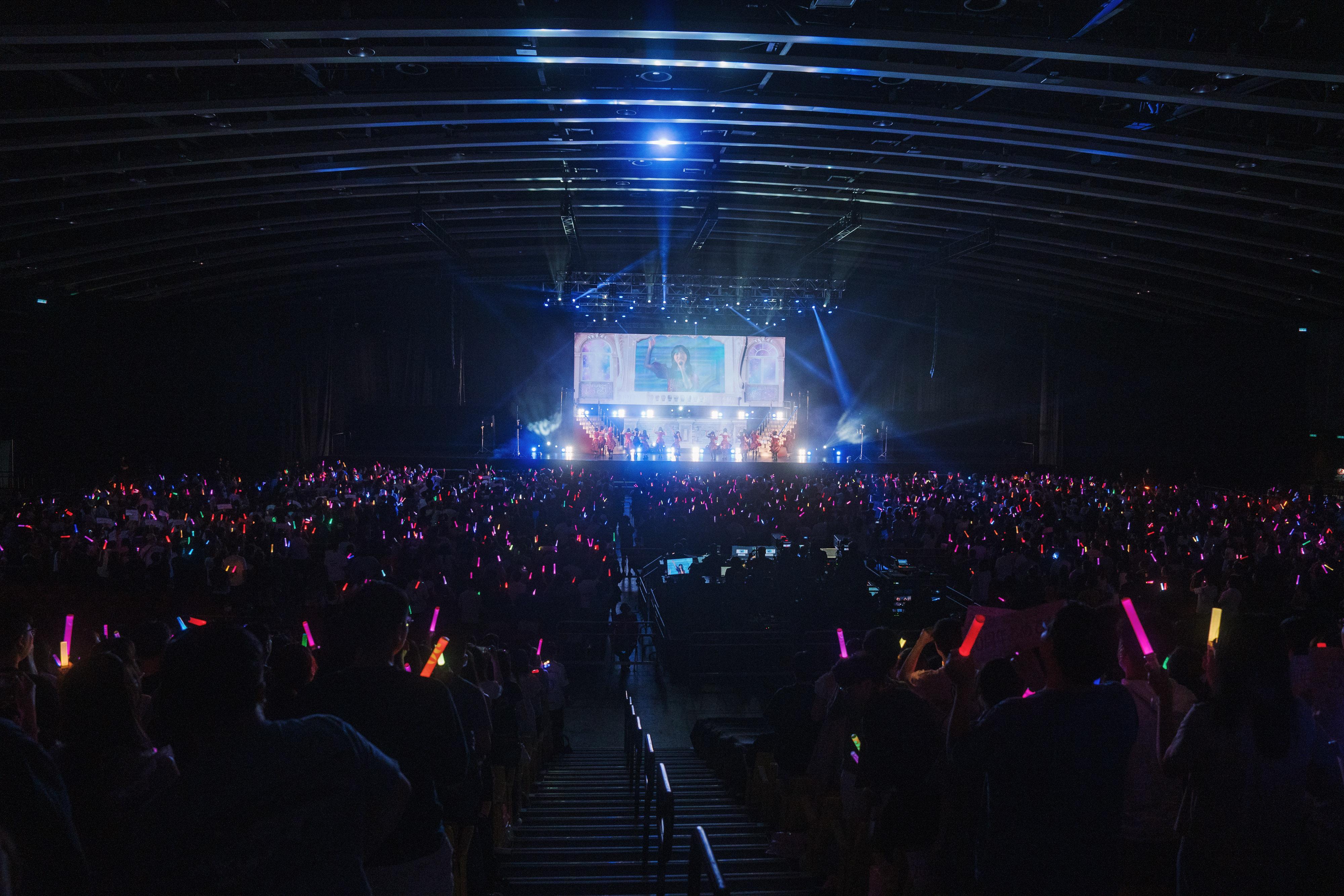 AKB48在會展舉行香港演唱會大唱金曲。