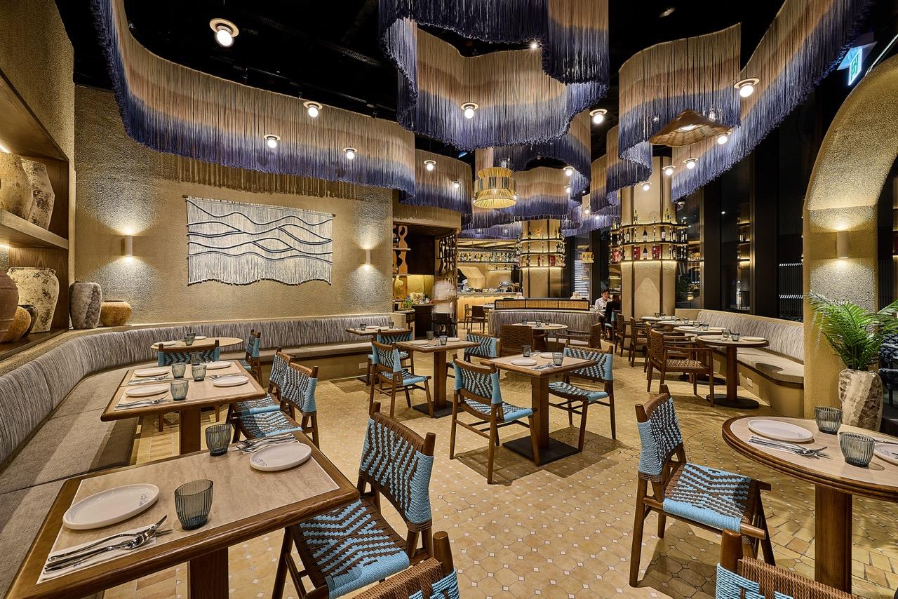 室內設計選用大自然海洋色系,襯托木竹、布藝、石牆,加上植物盆栽點綴。