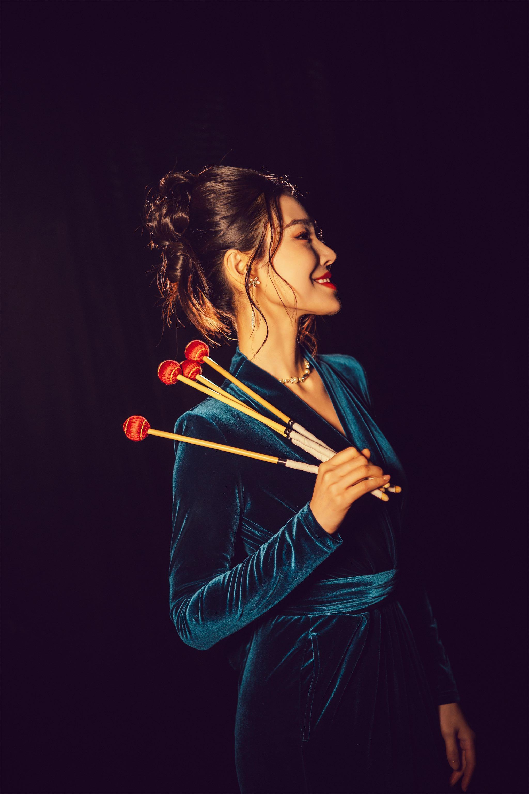 林喆以敲擊樂,演繹《臥虎藏龍》的激烈場景。