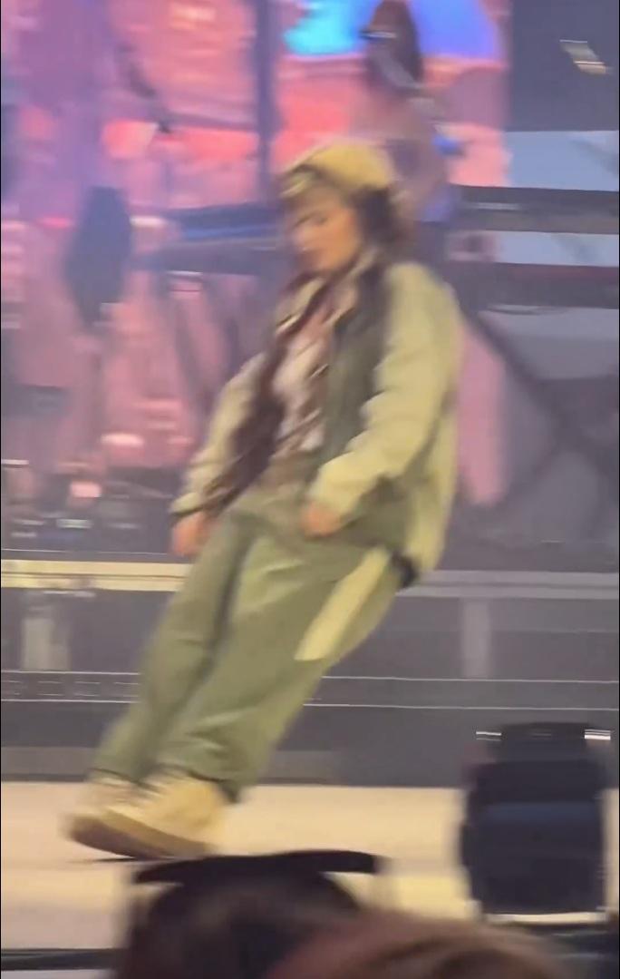 Lola Young在紐約表演時,突然暈倒在台上。