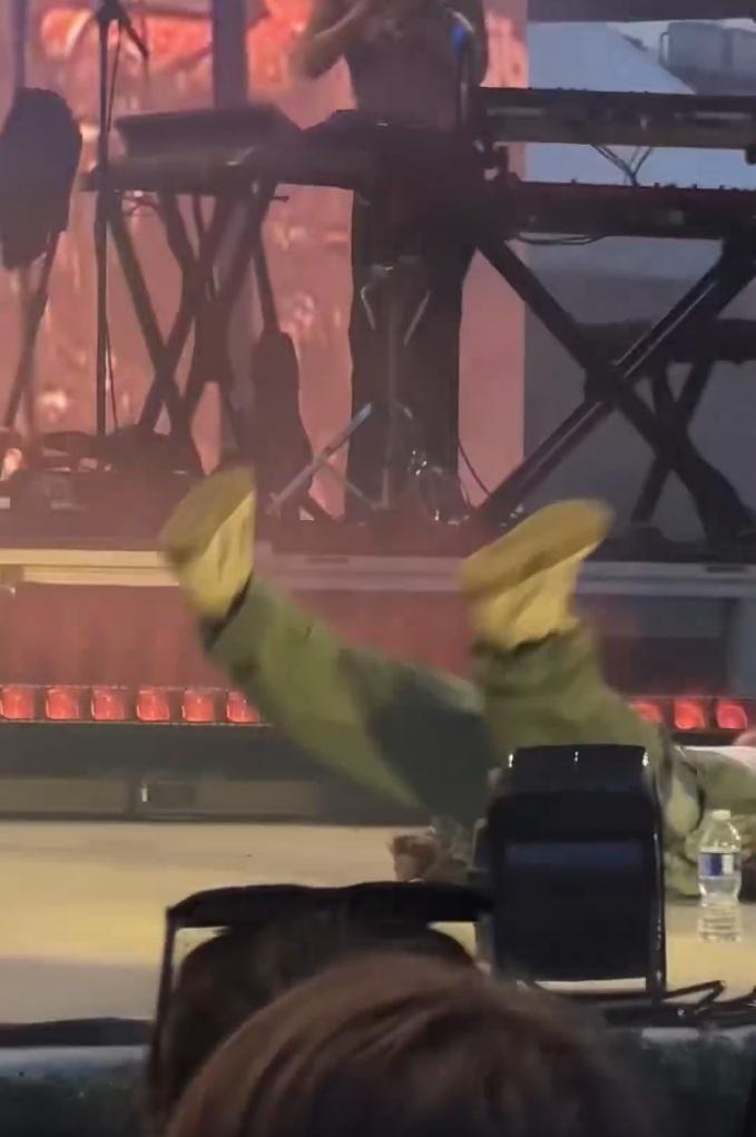 Lola Young在紐約表演時,突然暈倒在台上。