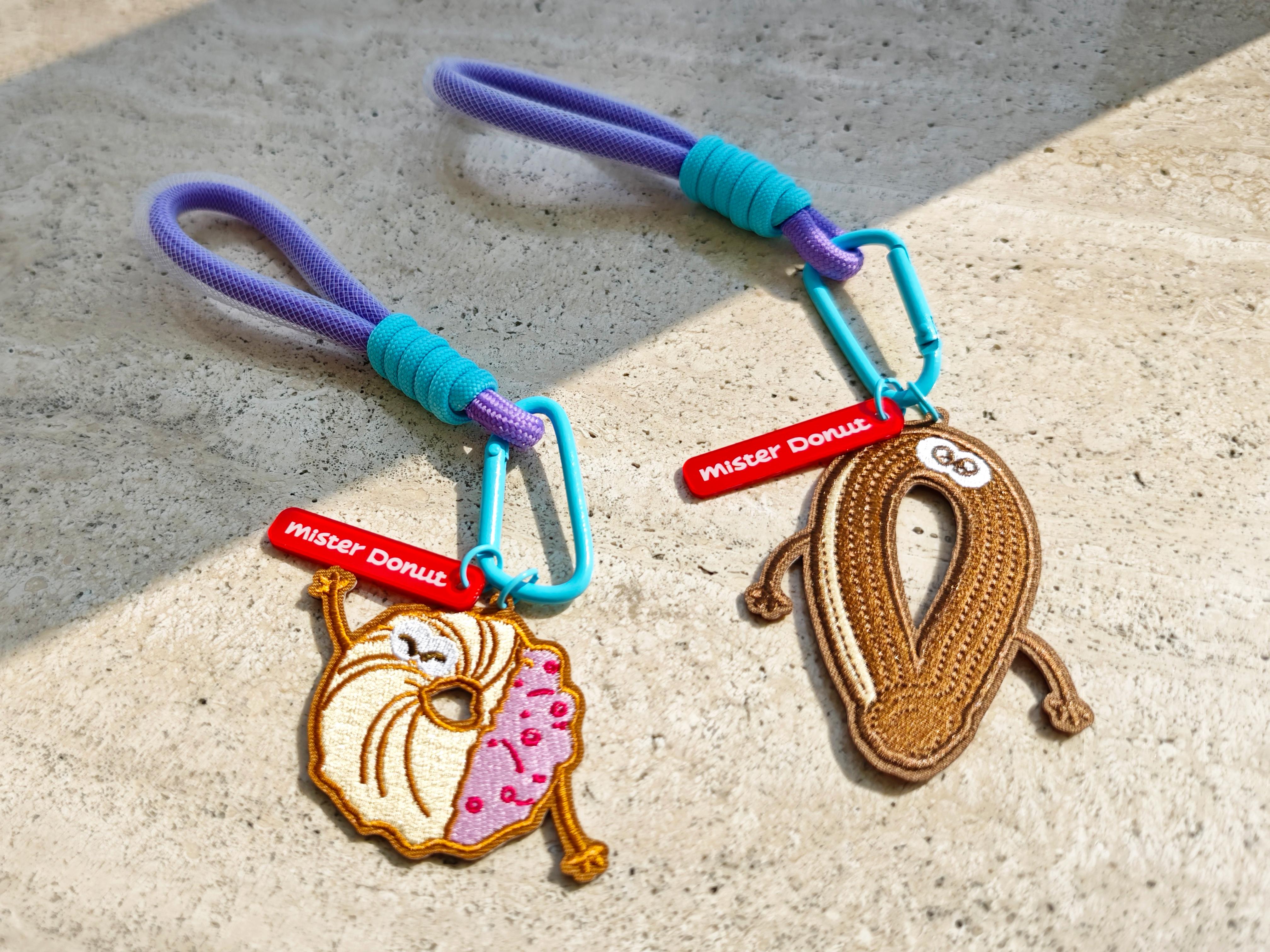 兩款刺繡吊飾以法式粉紅吉士扭紋及朱古力ChuChu (Churros) 為靈感打造