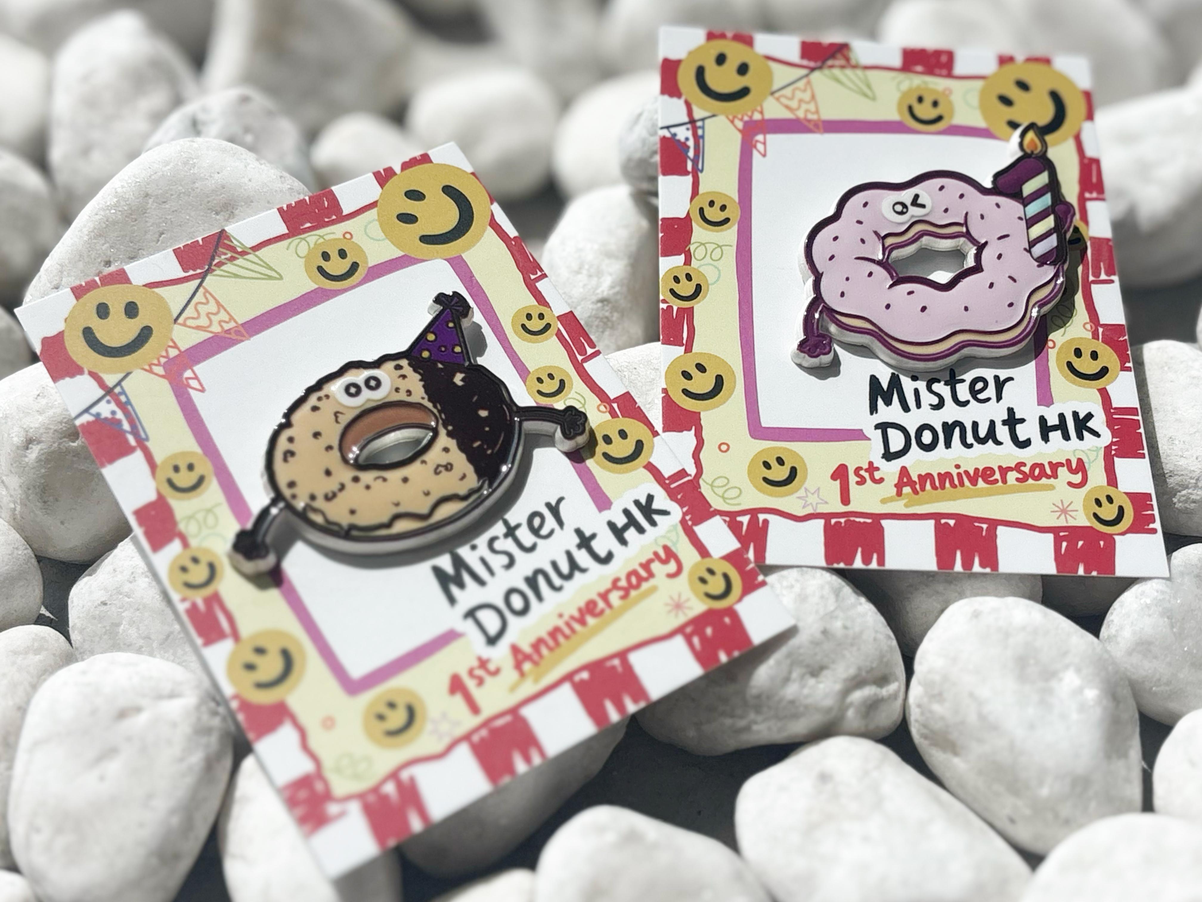 限定徽章以士多啤梨波堤及朱古力鬆脆冬甩為靈感,配搭可愛生日造型,慶祝品牌進駐香港滿一週年