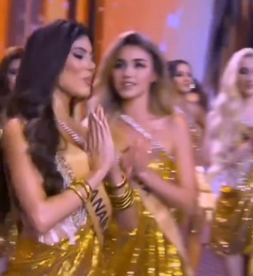 萬國小姐2025|巴拿馬佳麗Isamar Herrera以為自己進入最後22強,快樂地步行出台中間等待領獎。