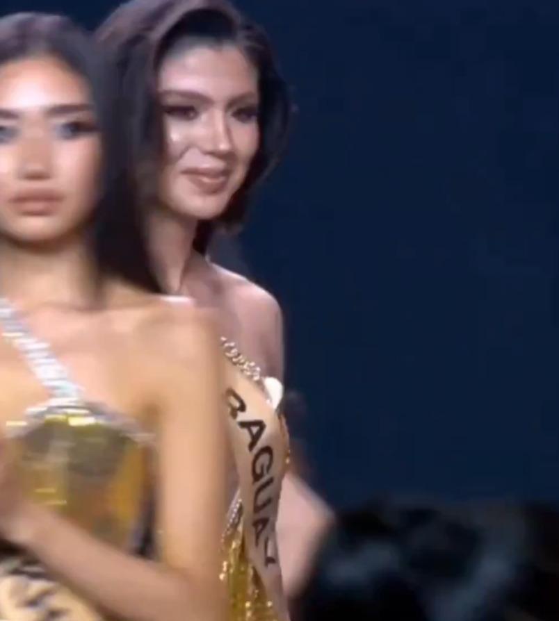 萬國小姐2025|巴拉圭佳麗Cecilia Romero步行到舞台中央,有佳麗「O嘴」。