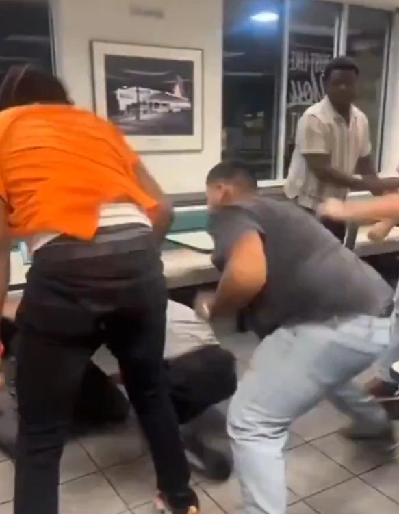 德州漢堡包店Whataburger MMA,7人集體打鬥。