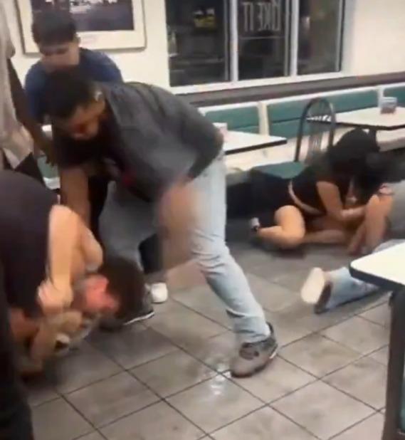 德州漢堡包店Whataburger MMA,有人被攻擊得倒地。