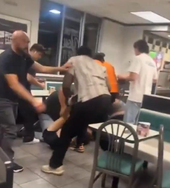 德州漢堡包店Whataburger MMA,左方有人出手勸交。