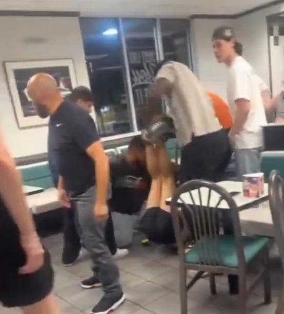 德州漢堡包店Whataburger MMA,有人被打得兩腳朝天。