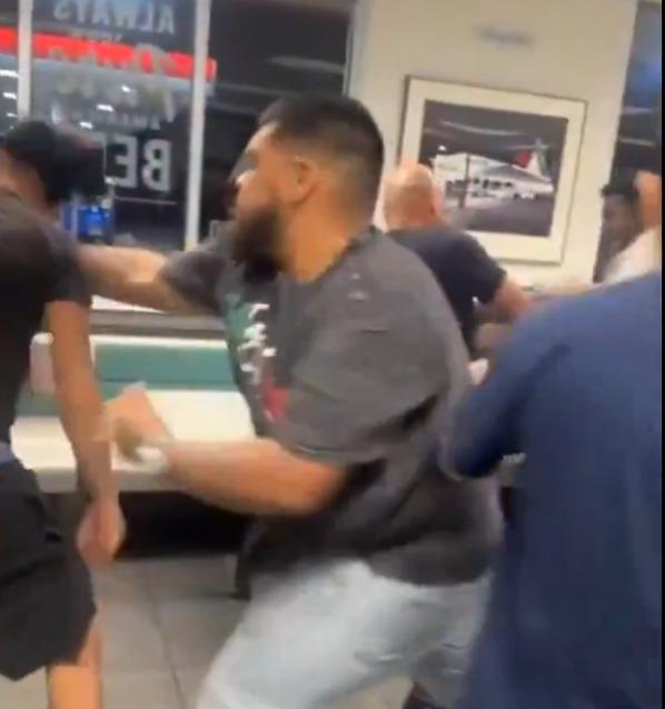 德州漢堡包店Whataburger MMA,左方男子被重拳擊中。