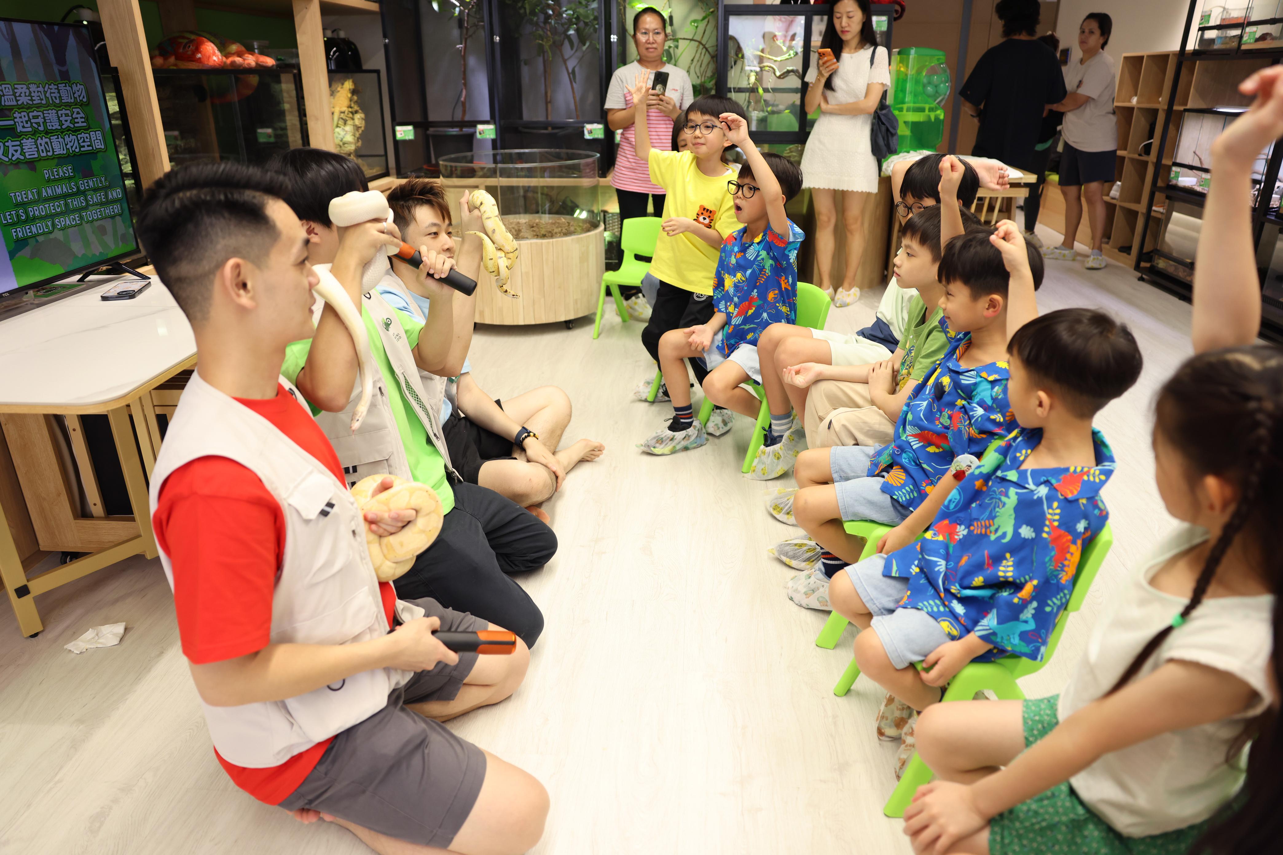 短短6年,My Mini Zoo已經與超過200間學校及機構合作,舉辦過千場講座及工作坊等教育活動