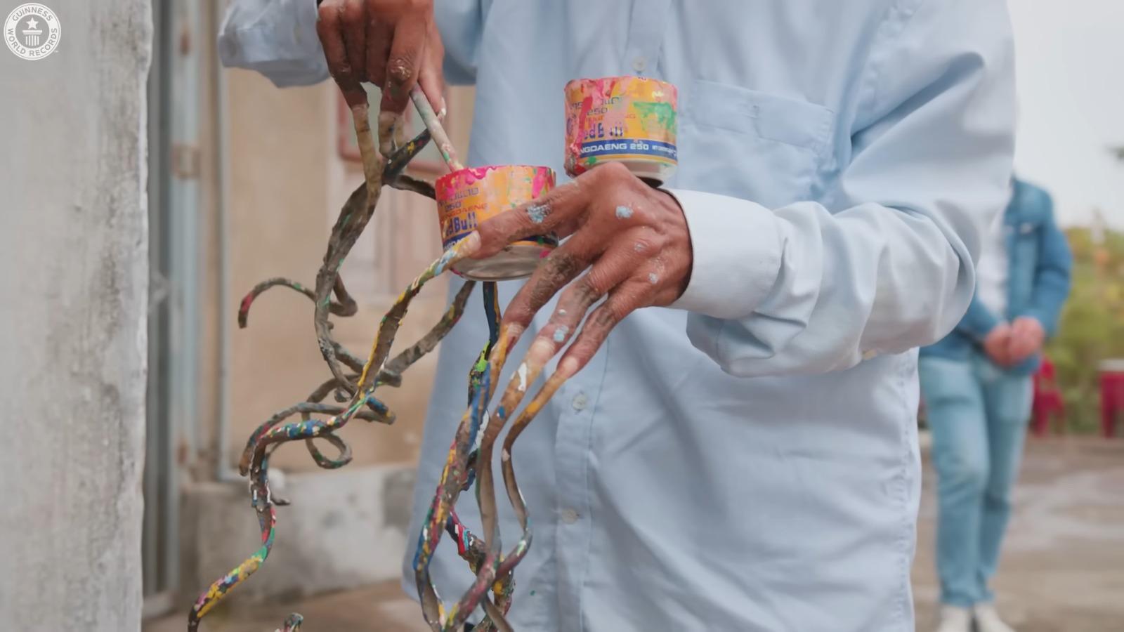 越南藝術家Lưu Công Huyền的指甲有不同顏色。(影片截圖)