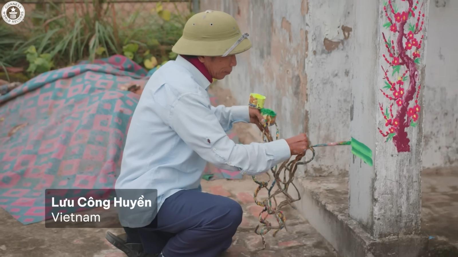 越南藝術家Lưu Công Huyền常畫畫。(影片截圖)