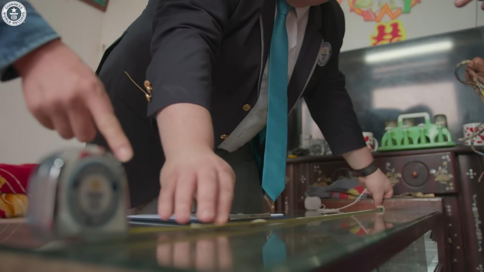 越南藝術家Lưu Công Huyền左手及右手指甲長度共計594.45厘米。(影片截圖)