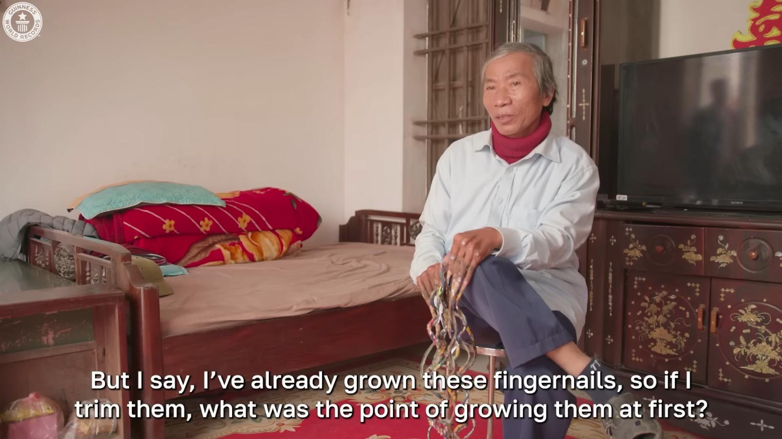 越南藝術家Lưu Công Huyền不剪指甲34年。(影片截圖)